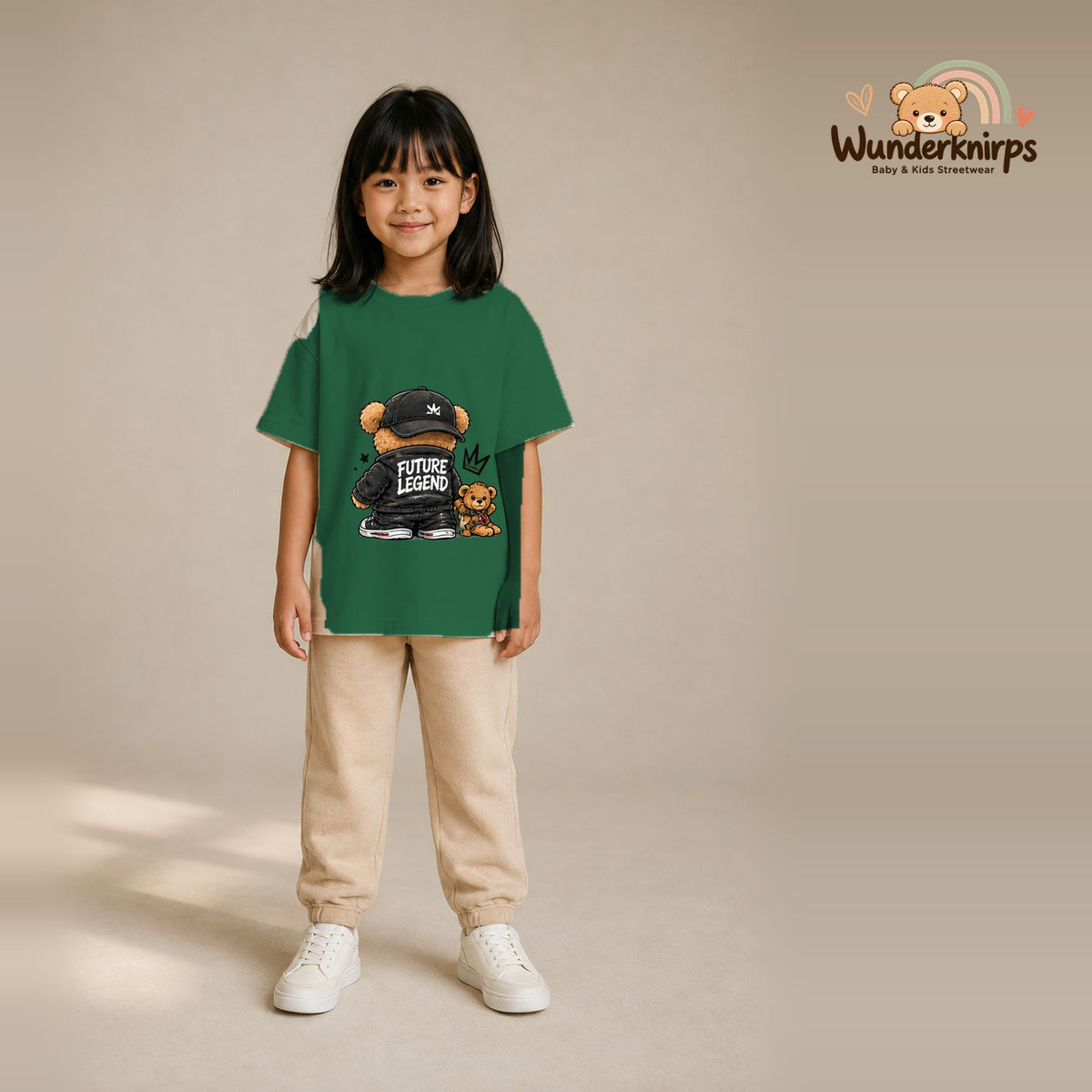 T-Shirt für Mädchen in Grün mit Motiv „Future Legend“, getragen von einem Kind – Wunderknirps.