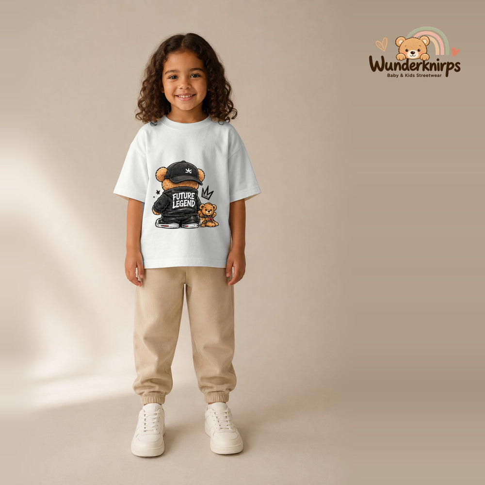 T-Shirt für Mädchen in Weiß mit Motiv „Future Legend“, getragen von einem Kind – Wunderknirps.