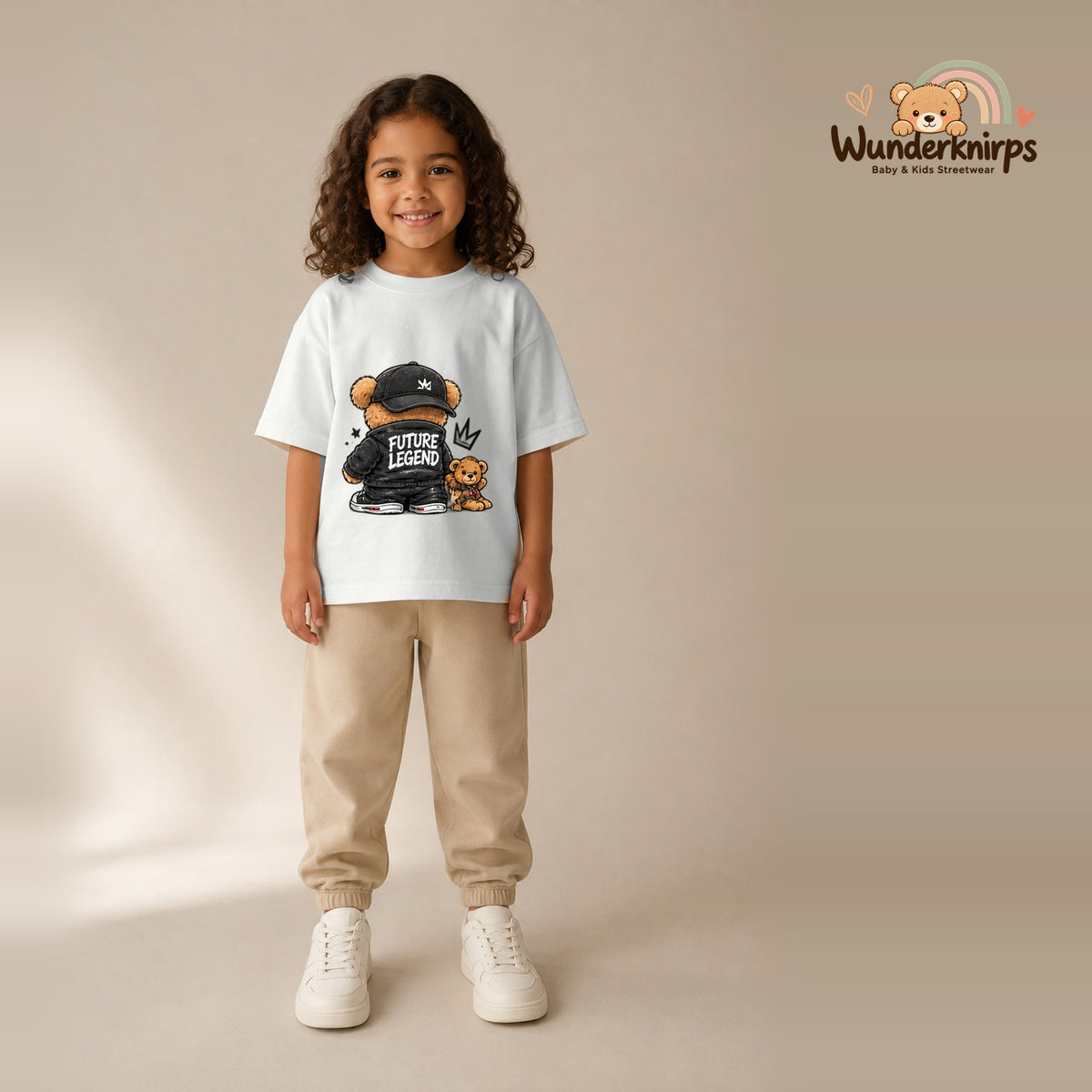 T-Shirt für Mädchen in Weiß mit Motiv „Future Legend“, getragen von einem Kind – Wunderknirps.