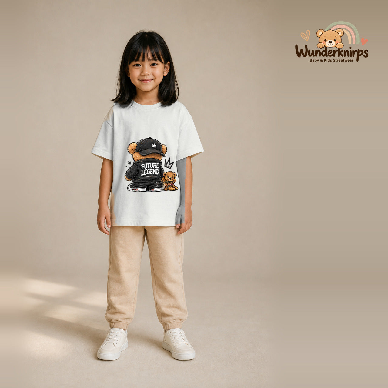T-Shirt für Mädchen in Weiß mit Motiv „Future Legend“, getragen von einem Kind – Wunderknirps.