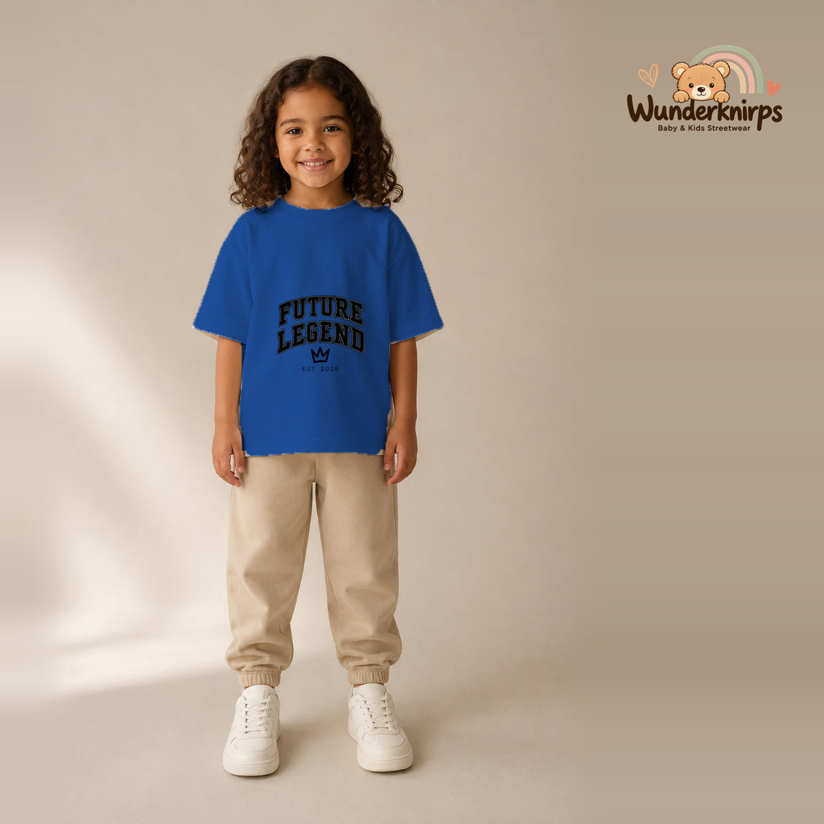 T-Shirt für Mädchen in Blau mit Motiv „Future Legend“, getragen von einem Kind – Wunderknirps.