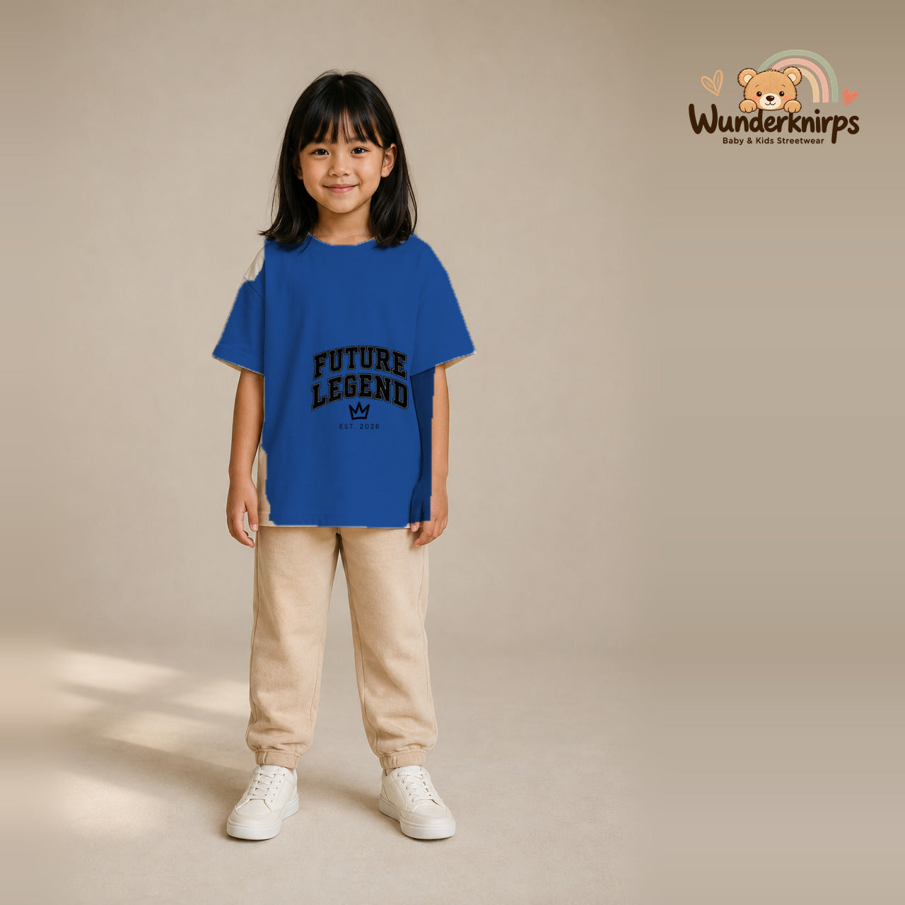 T-Shirt für Mädchen in Blau mit Motiv „Future Legend“, getragen von einem Kind – Wunderknirps.