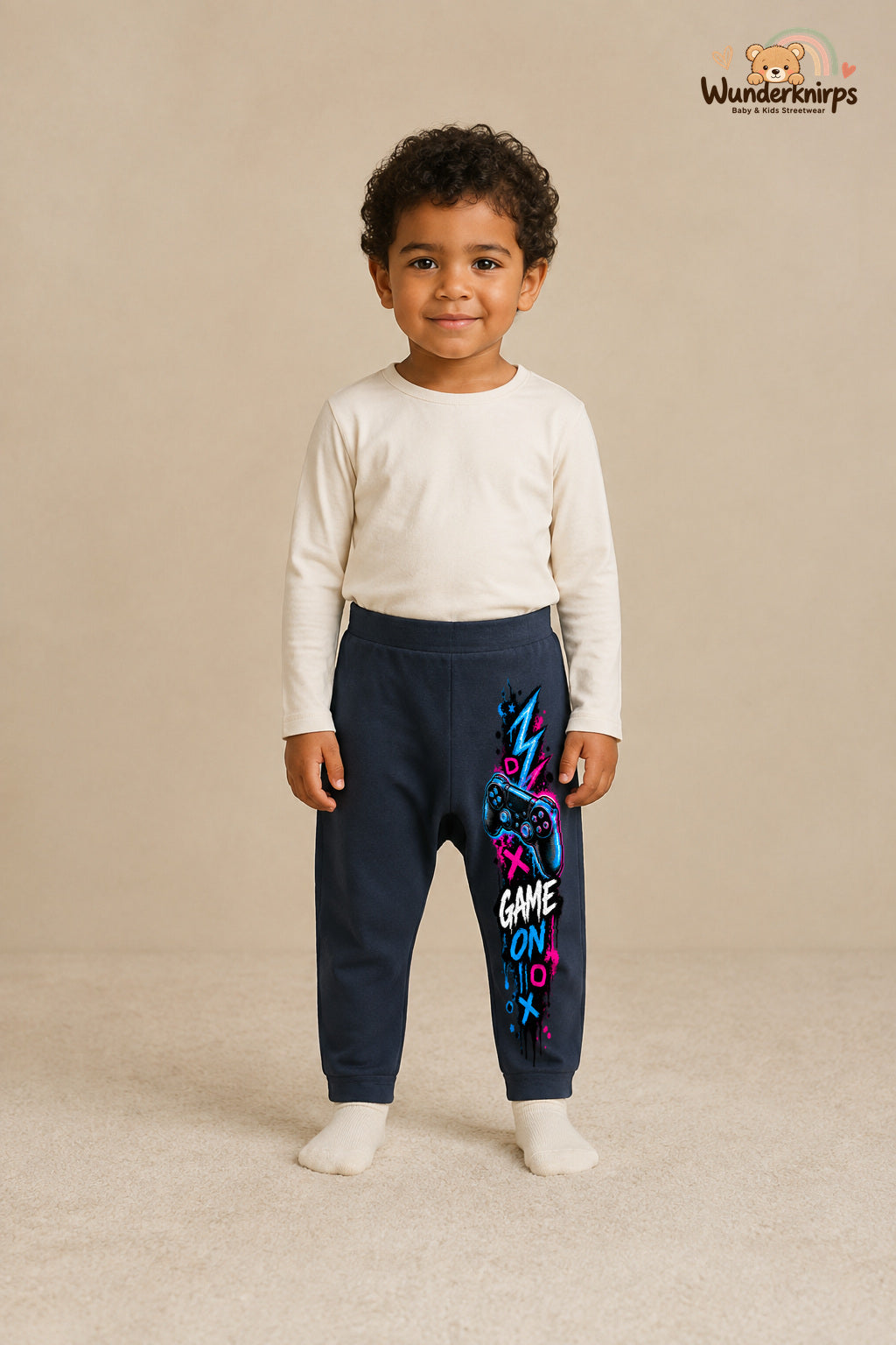 Controller Alltagsheld – Game on – Babyhose für Jungen: Navy mit Controller-Druck am Hosenbein – Wunderknirps.