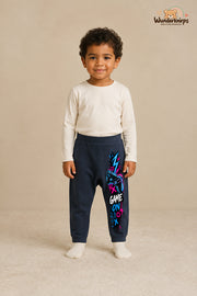 Controller Alltagsheld – Game on – Babyhose für Jungen: Navy mit Controller-Druck am Hosenbein – Wunderknirps.