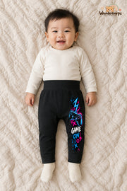 Controller Alltagsheld – Game on – Babyhose für Jungen: Schwarz mit Controller-Druck am Hosenbein – Wunderknirps.