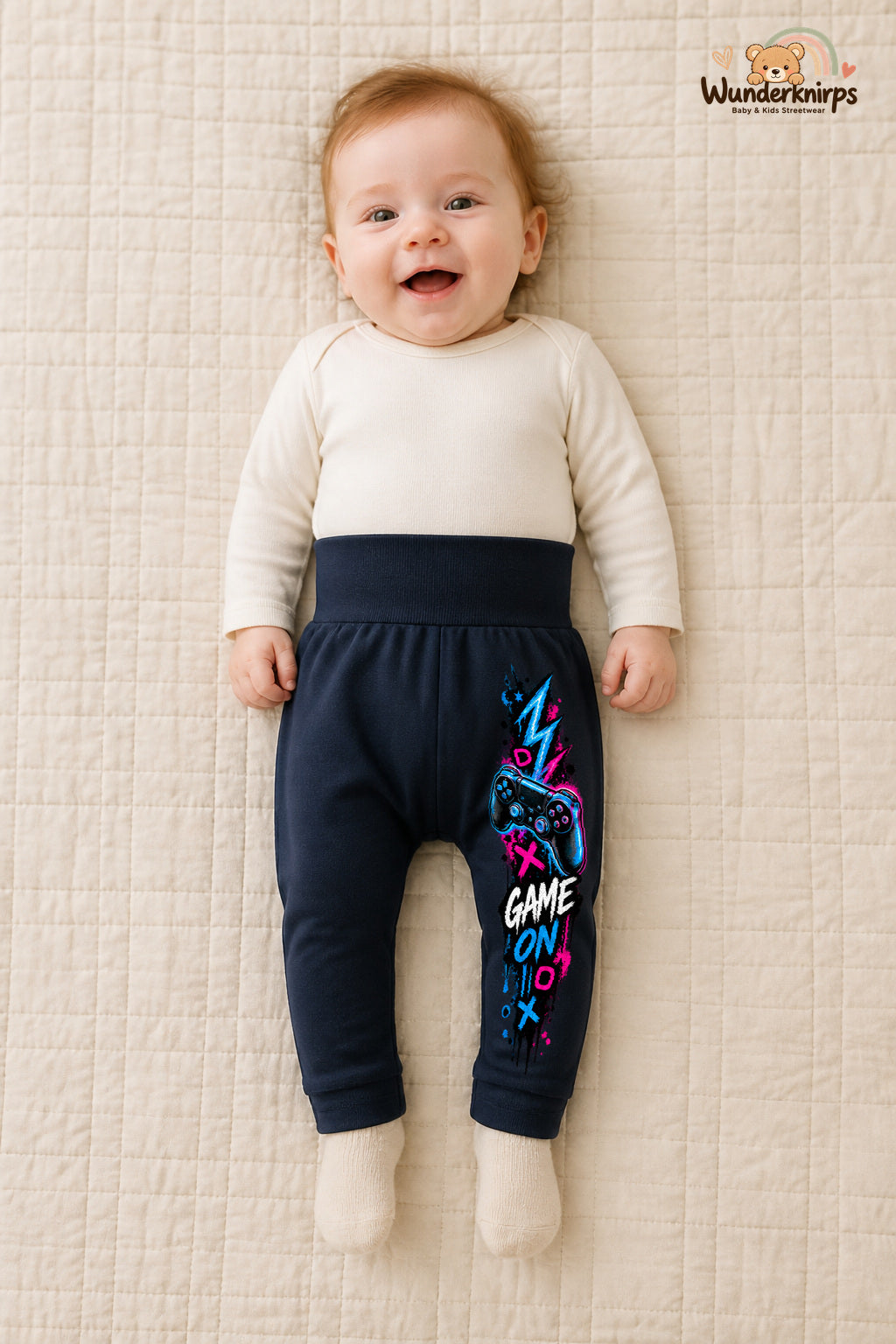 Controller Traumlook – Game on – Babyhose für Mädchen: Navy mit Controller-Druck am Hosenbein – Wunderknirps.