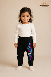 Controller Traumlook – Game on – Babyhose für Mädchen: Schwarz mit Controller-Druck am Hosenbein – Wunderknirps.