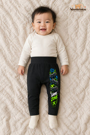Game zone: Controller für kleine Entdecker – Babyhose für Jungen: Schwarz mit Controller-Druck am Hosenbein – Wunderknirps.