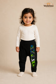 Game zone – Controller mit Persönlichkeit – Babyhose für Mädchen: Schwarz mit Controller-Druck am Hosenbein – Wunderknirps.