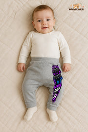 Controller Streetstyle – Level up – Babyhose für Jungen: Grau meliert mit Controller-Druck am Hosenbein – Wunderknirps.