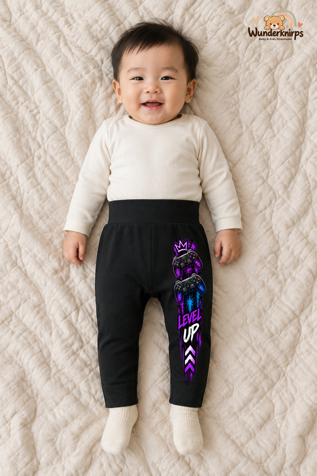 Controller Streetstyle – Level up – Babyhose für Jungen: Schwarz mit Controller-Druck am Hosenbein – Wunderknirps.