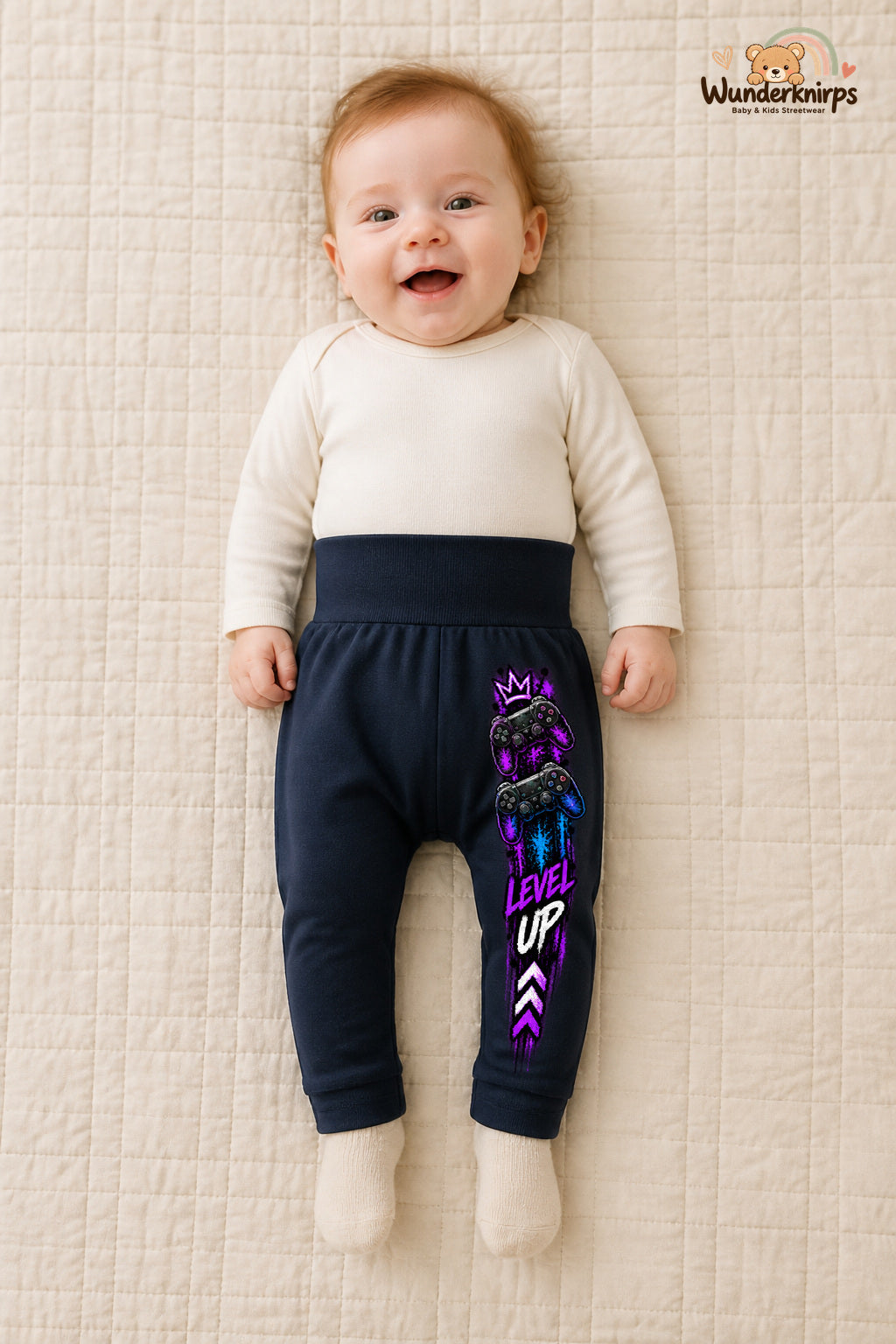 Kleine Weltentdeckerin: Level up – Babyhose für Mädchen: Navy mit Controller-Druck am Hosenbein – Wunderknirps.