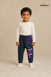 Controller Streetstyle – Zocken lernen besser werden – Babyhose für Jungen: Navy mit Controller-Druck am Hosenbein – Wunderknirps.