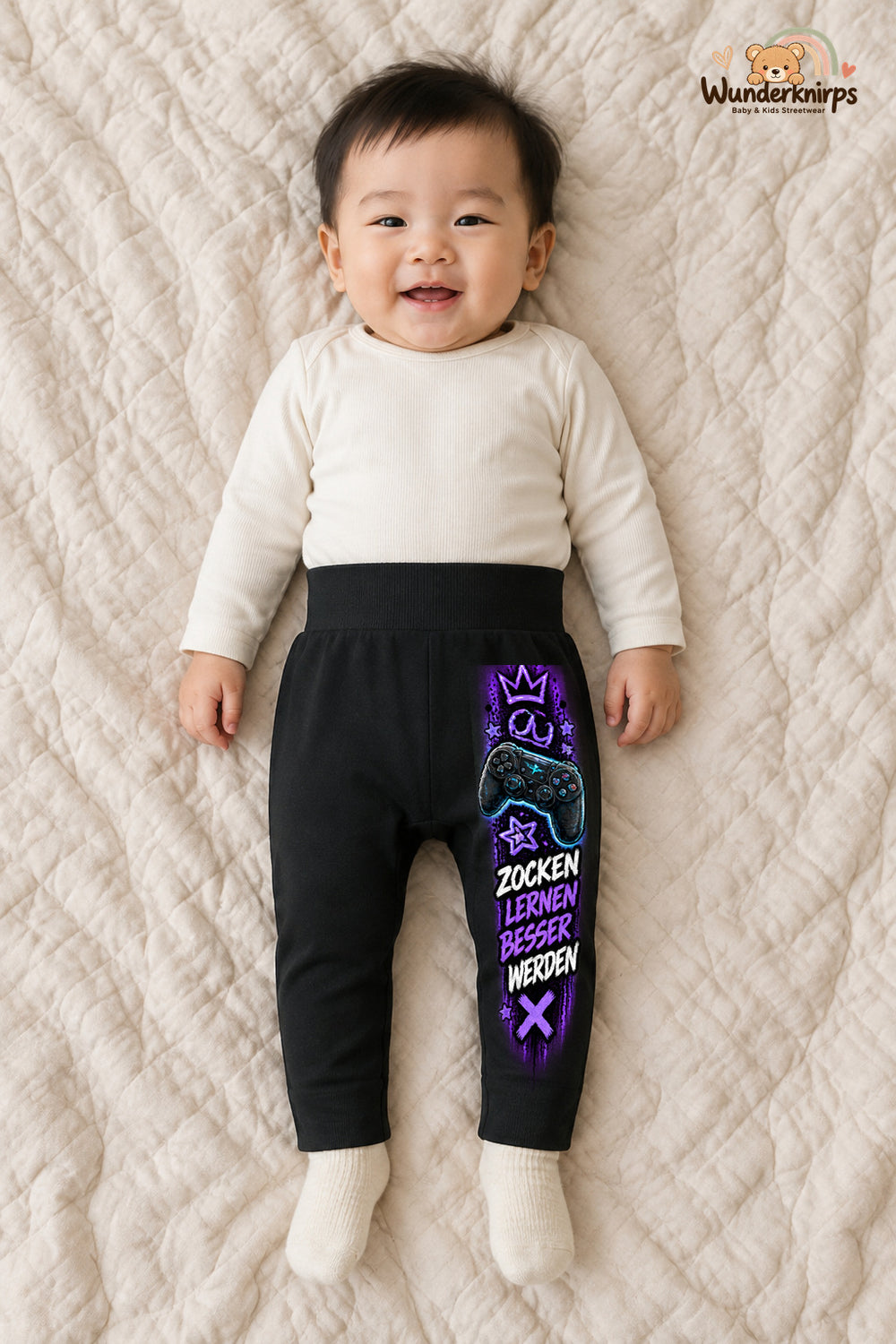 Controller Streetstyle – Zocken lernen besser werden – Babyhose für Jungen: Schwarz mit Controller-Druck am Hosenbein – Wunderknirps.