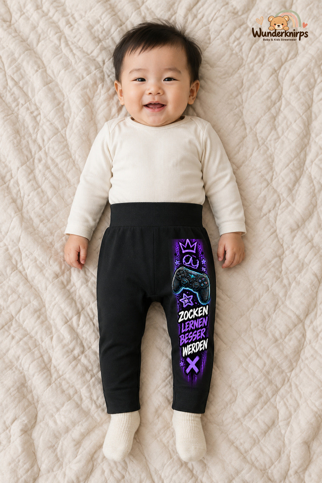 Controller Streetstyle – Zocken lernen besser werden – Babyhose für Jungen: Schwarz mit Controller-Druck am Hosenbein – Wunderknirps.