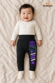 Controller Streetstyle – Zocken lernen besser werden – Babyhose für Jungen: Schwarz mit Controller-Druck am Hosenbein – Wunderknirps.