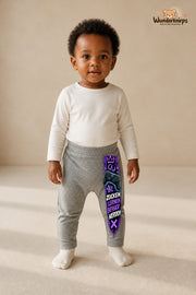 Kleine Weltentdeckerin: Zocken lernen besser werden – Babyhose für Mädchen: Grau meliert mit Controller-Druck am Hosenbein – Wunderknirps.