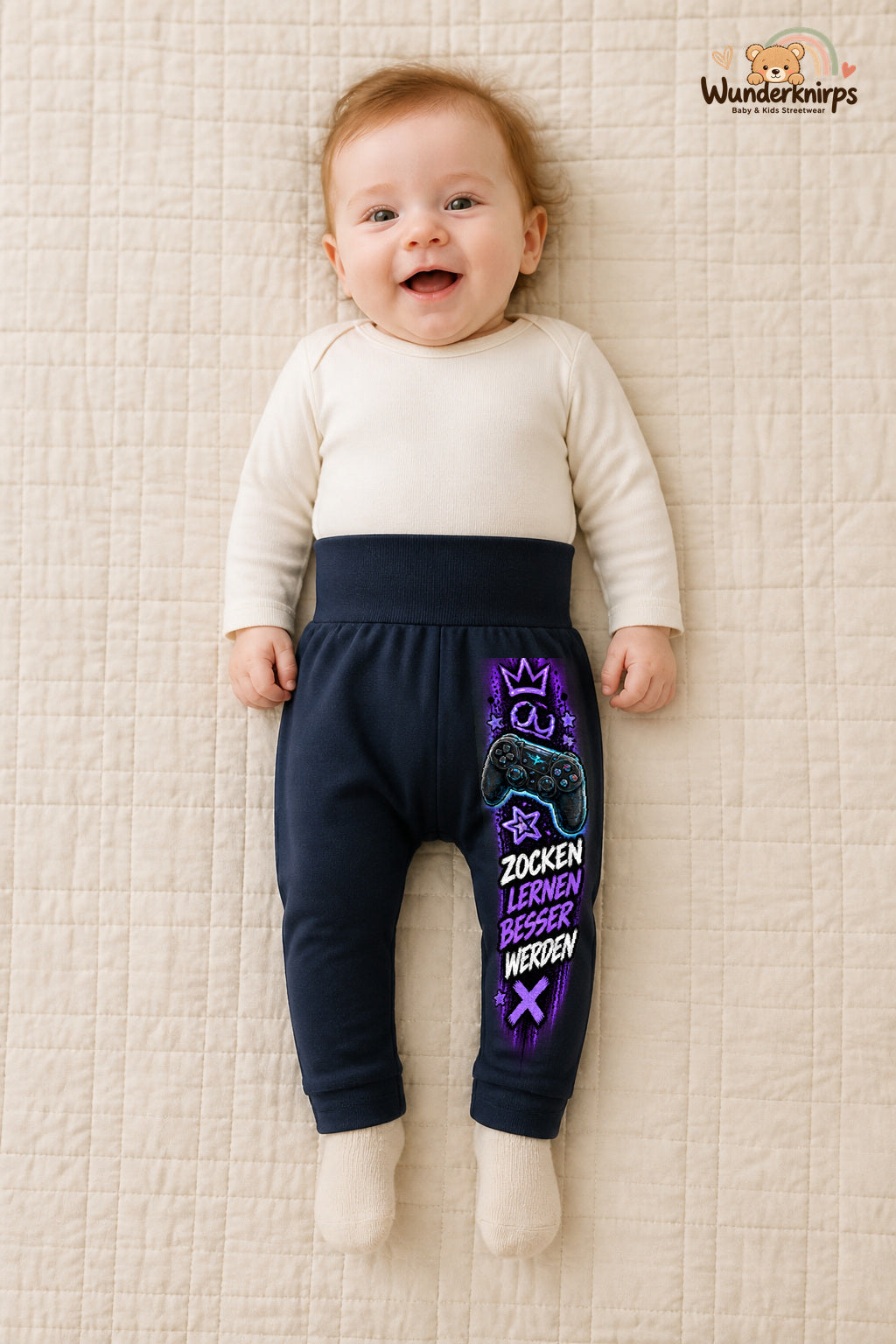 Kleine Weltentdeckerin: Zocken lernen besser werden – Babyhose für Mädchen: Navy mit Controller-Druck am Hosenbein – Wunderknirps.