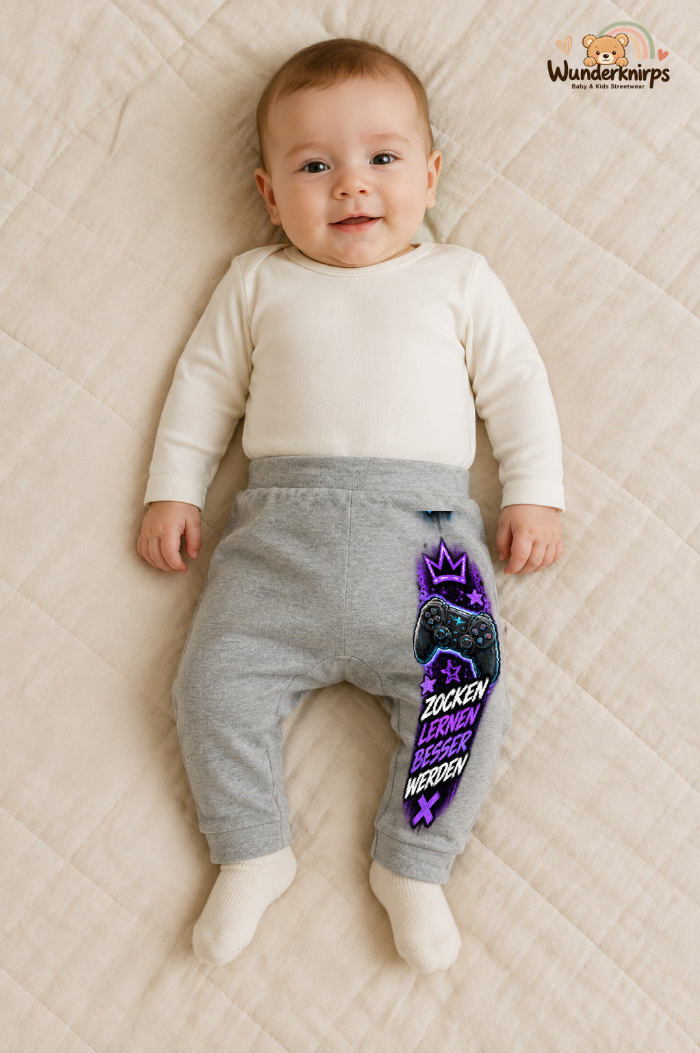 Controller Streetstyle – Zocken lernen besser werden – Babyhose für Jungen · Motiv 109: Grau meliert mit Controller-Druck am Hosenbein – Wunderknirps.