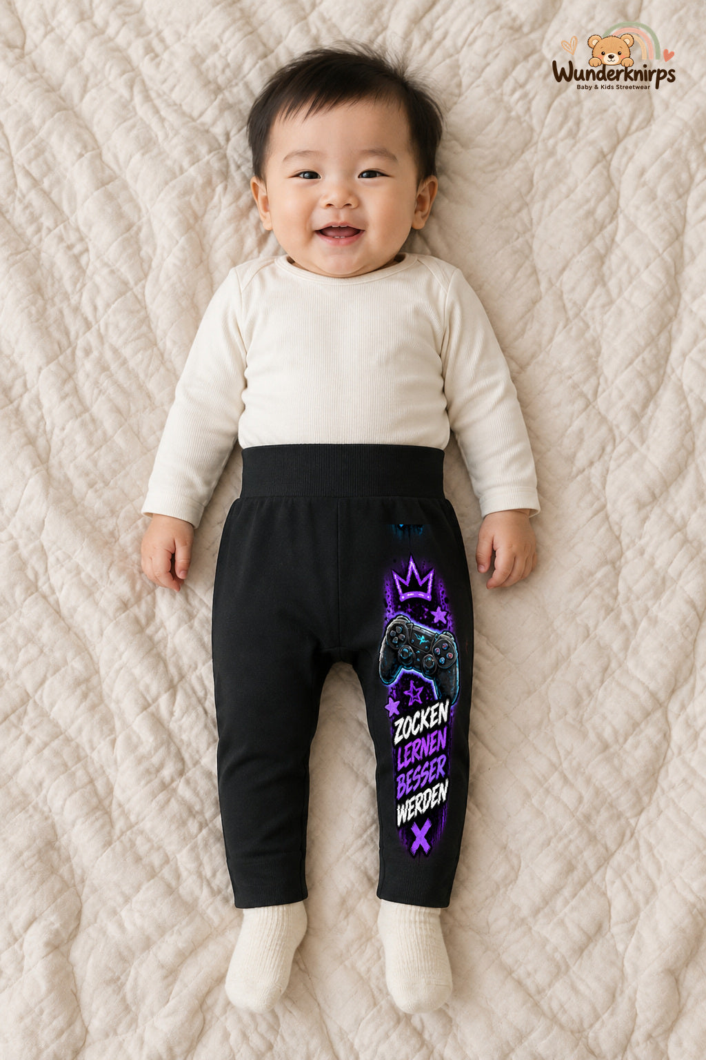 Controller Streetstyle – Zocken lernen besser werden – Babyhose für Jungen · Motiv 109: Schwarz mit Controller-Druck am Hosenbein – Wunderknirps.