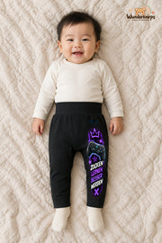 Controller Streetstyle – Zocken lernen besser werden – Babyhose für Jungen · Motiv 109: Schwarz mit Controller-Druck am Hosenbein – Wunderknirps.