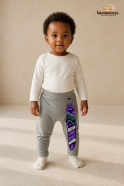 Kleine Weltentdeckerin: Zocken lernen besser werden – Babyhose für Mädchen · Motiv 109: Grau meliert mit Controller-Druck am Hosenbein – Wunderknirps.