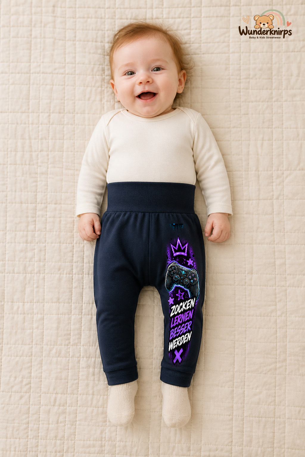 Kleine Weltentdeckerin: Zocken lernen besser werden – Babyhose für Mädchen · Motiv 109: Navy mit Controller-Druck am Hosenbein – Wunderknirps.