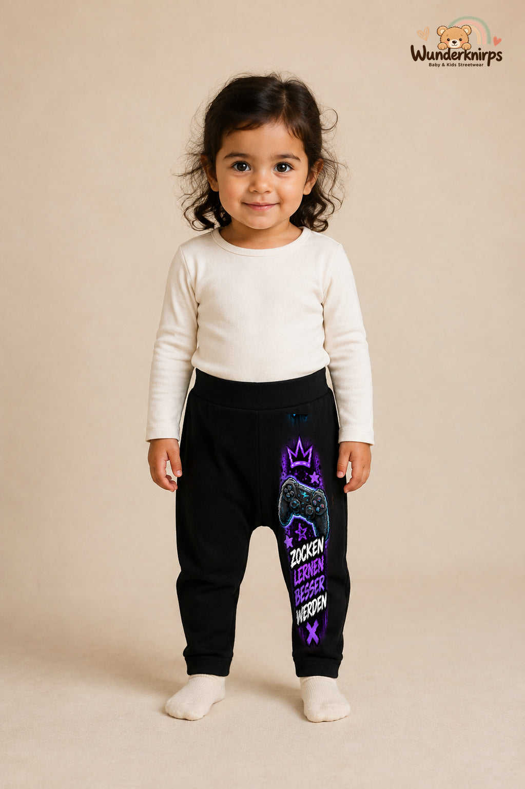 Kleine Weltentdeckerin: Zocken lernen besser werden – Babyhose für Mädchen · Motiv 109: Schwarz mit Controller-Druck am Hosenbein – Wunderknirps.