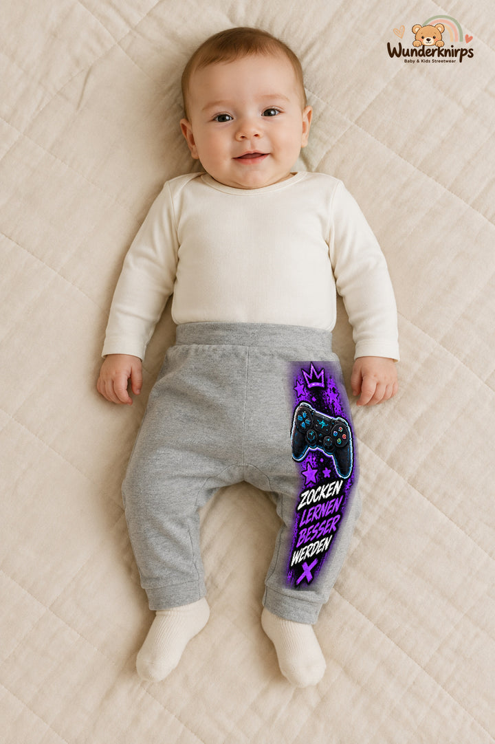 Zocken lernen besser werden: Controller für kleine Entdecker – Babyhose für Jungen: Grau meliert mit Controller-Druck am Hosenbein – Wunderknirps.