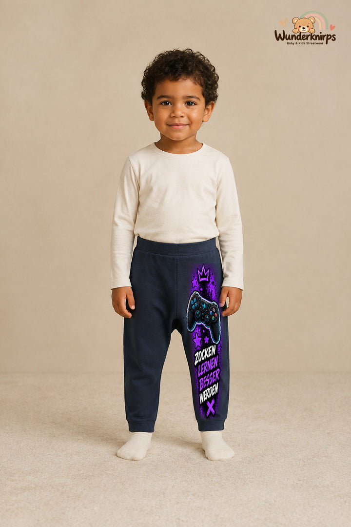 Zocken lernen besser werden: Controller für kleine Entdecker – Babyhose für Jungen: Navy mit Controller-Druck am Hosenbein – Wunderknirps.