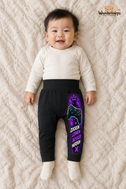Zocken lernen besser werden: Controller für kleine Entdecker – Babyhose für Jungen: Schwarz mit Controller-Druck am Hosenbein – Wunderknirps.