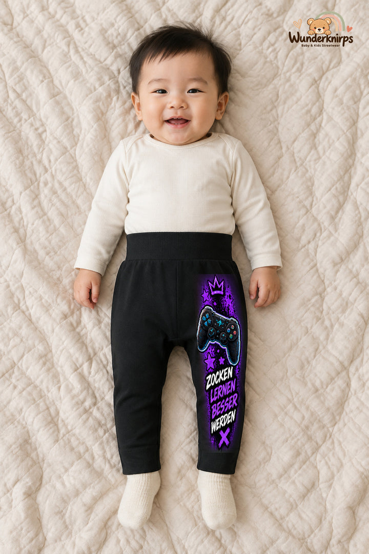Zocken lernen besser werden: Controller für kleine Entdecker – Babyhose für Jungen: Schwarz mit Controller-Druck am Hosenbein – Wunderknirps.