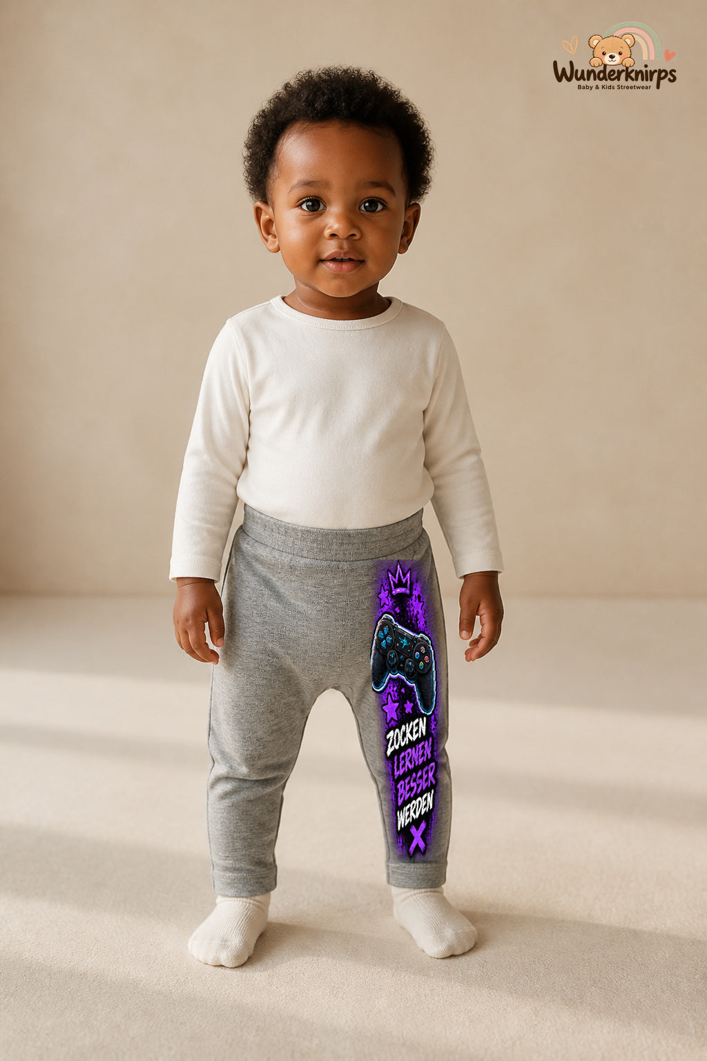 Zocken lernen besser werden – Controller mit Persönlichkeit – Babyhose für Mädchen: Grau meliert mit Controller-Druck am Hosenbein – Wunderknirps.