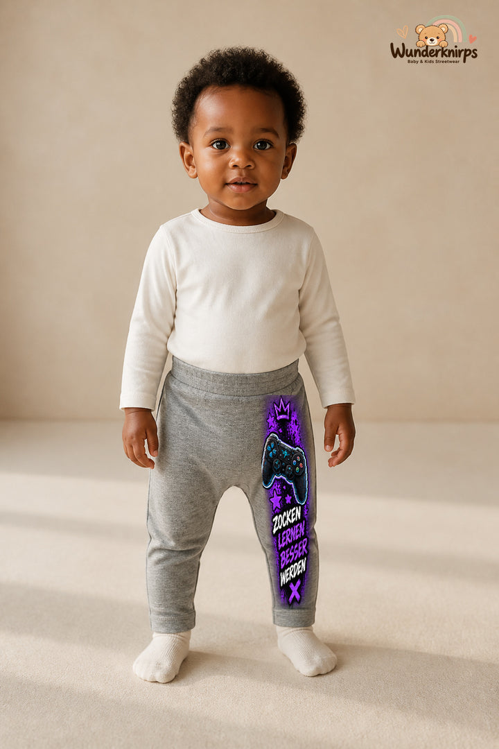 Zocken lernen besser werden – Controller mit Persönlichkeit – Babyhose für Mädchen: Grau meliert mit Controller-Druck am Hosenbein – Wunderknirps.