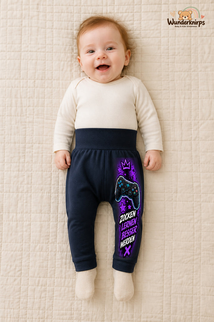 Zocken lernen besser werden – Controller mit Persönlichkeit – Babyhose für Mädchen: Navy mit Controller-Druck am Hosenbein – Wunderknirps.