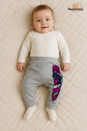 Next level – Babyhose mit dem Motiv Controller – für Jungen: Grau meliert mit Controller-Druck am Hosenbein – Wunderknirps.
