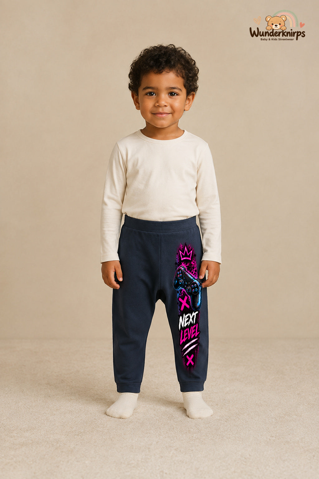 Next level – Babyhose mit dem Motiv Controller – für Jungen: Navy mit Controller-Druck am Hosenbein – Wunderknirps.