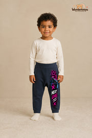 Next level – Babyhose mit dem Motiv Controller – für Jungen: Navy mit Controller-Druck am Hosenbein – Wunderknirps.
