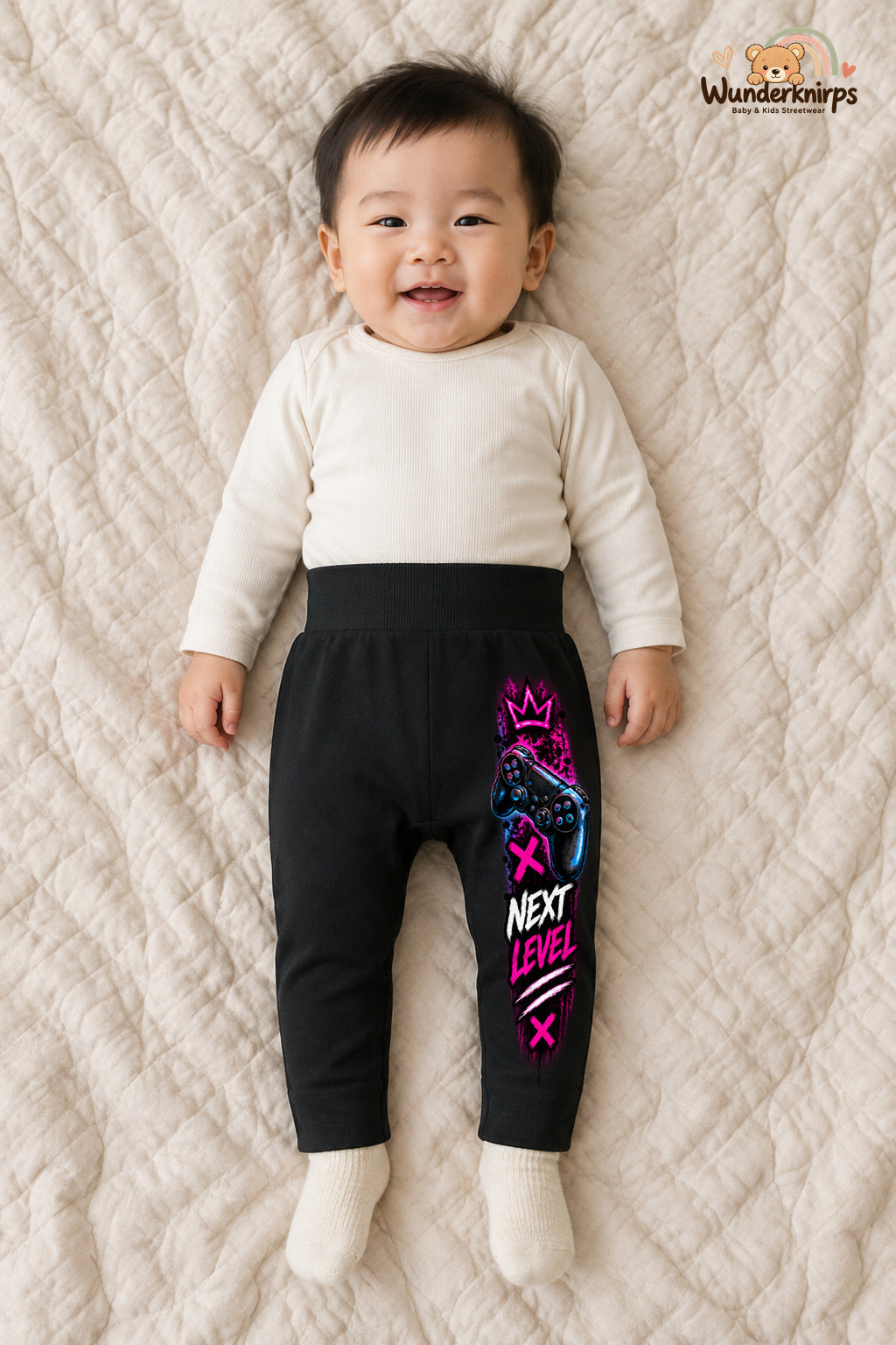 Next level – Babyhose mit dem Motiv Controller – für Jungen: Schwarz mit Controller-Druck am Hosenbein – Wunderknirps.