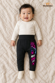 Next level – Babyhose mit dem Motiv Controller – für Jungen: Schwarz mit Controller-Druck am Hosenbein – Wunderknirps.