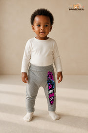 Controller Lieblingslook – Next level – Babyhose für Mädchen: Grau meliert mit Controller-Druck am Hosenbein – Wunderknirps.