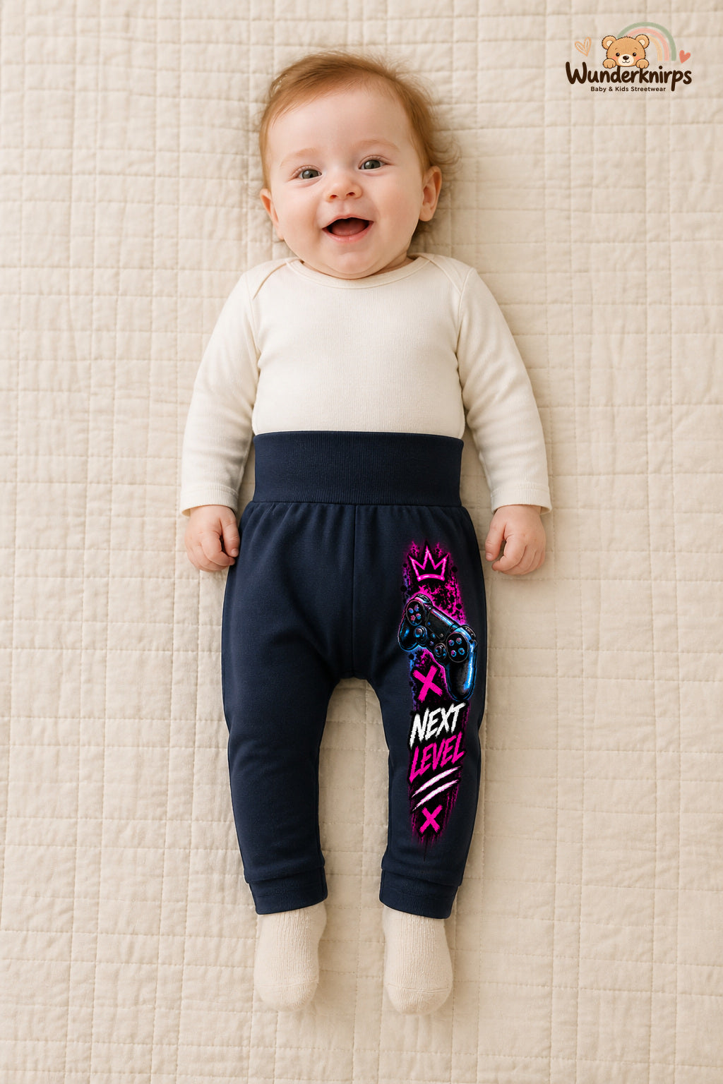 Controller Lieblingslook – Next level – Babyhose für Mädchen: Navy mit Controller-Druck am Hosenbein – Wunderknirps.