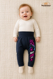 Controller Lieblingslook – Next level – Babyhose für Mädchen: Navy mit Controller-Druck am Hosenbein – Wunderknirps.