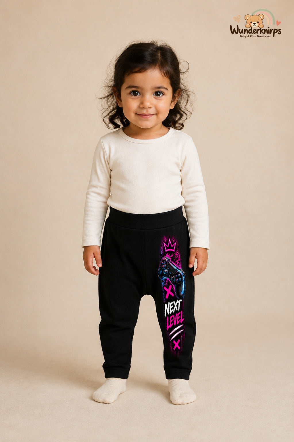 Controller Lieblingslook – Next level – Babyhose für Mädchen: Schwarz mit Controller-Druck am Hosenbein – Wunderknirps.