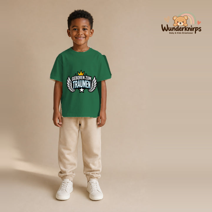 T-Shirt für Jungen in Grün mit Motiv „Geboren zum Träumen“, getragen von einem Kind – Wunderknirps.