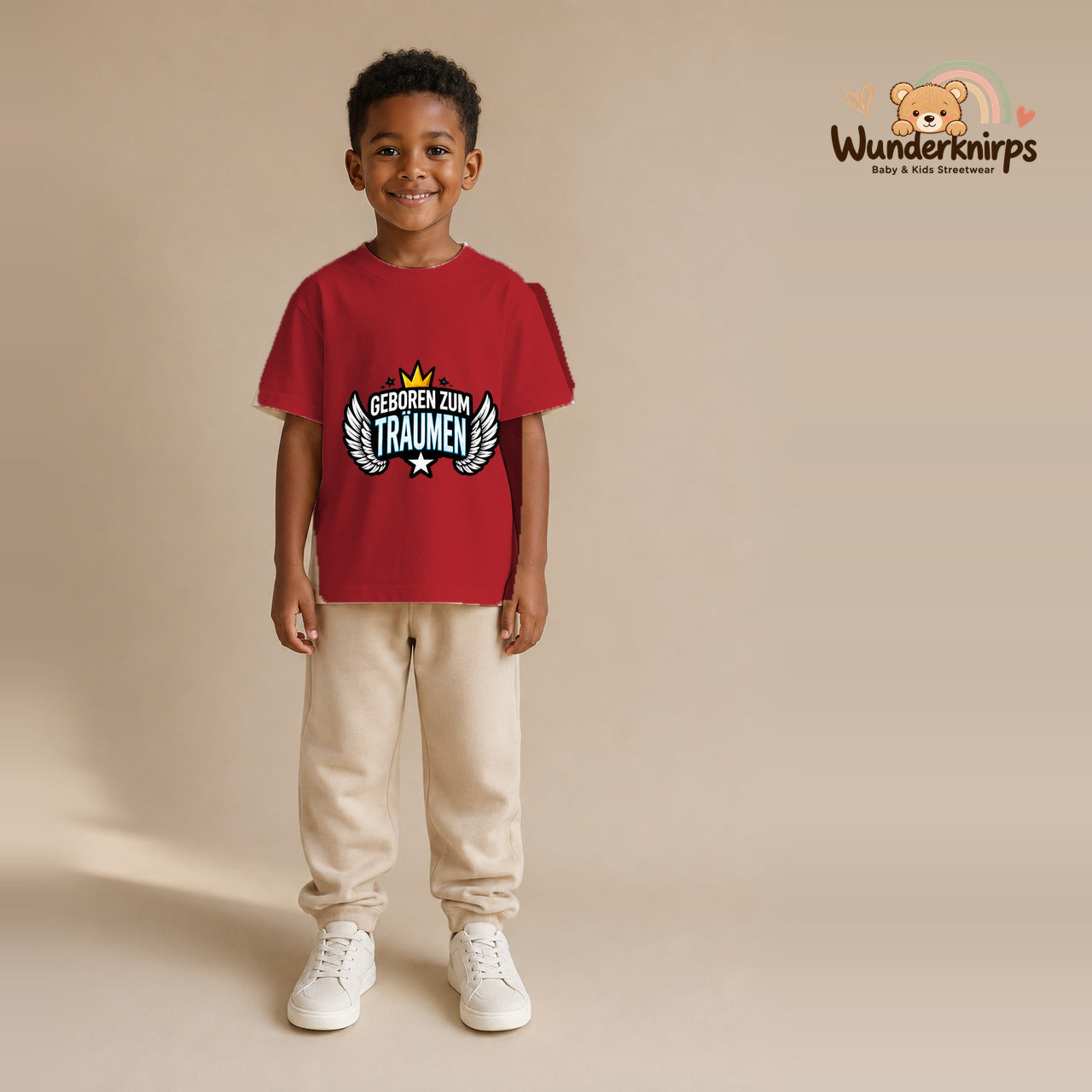 T-Shirt für Jungen in Rot mit Motiv „Geboren zum Träumen“, getragen von einem Kind – Wunderknirps.