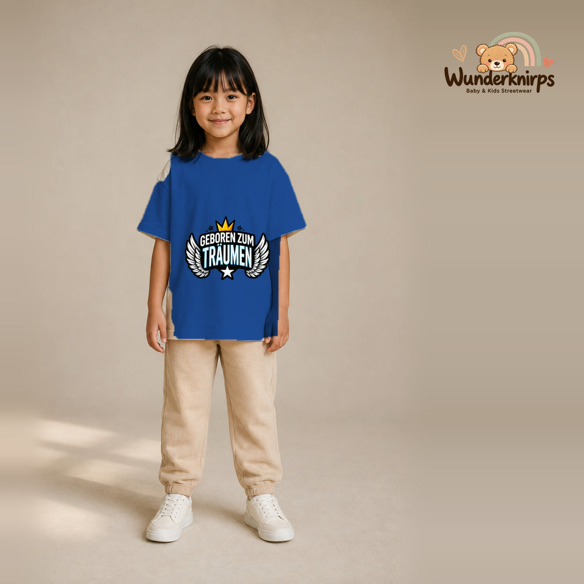 T-Shirt für Mädchen in Blau mit Motiv „Geboren zum Träumen“, getragen von einem Kind – Wunderknirps.