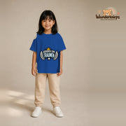 T-Shirt für Mädchen in Blau mit Motiv „Geboren zum Träumen“, getragen von einem Kind – Wunderknirps.