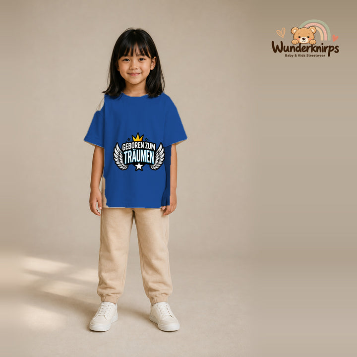 T-Shirt für Mädchen in Blau mit Motiv „Geboren zum Träumen“, getragen von einem Kind – Wunderknirps.