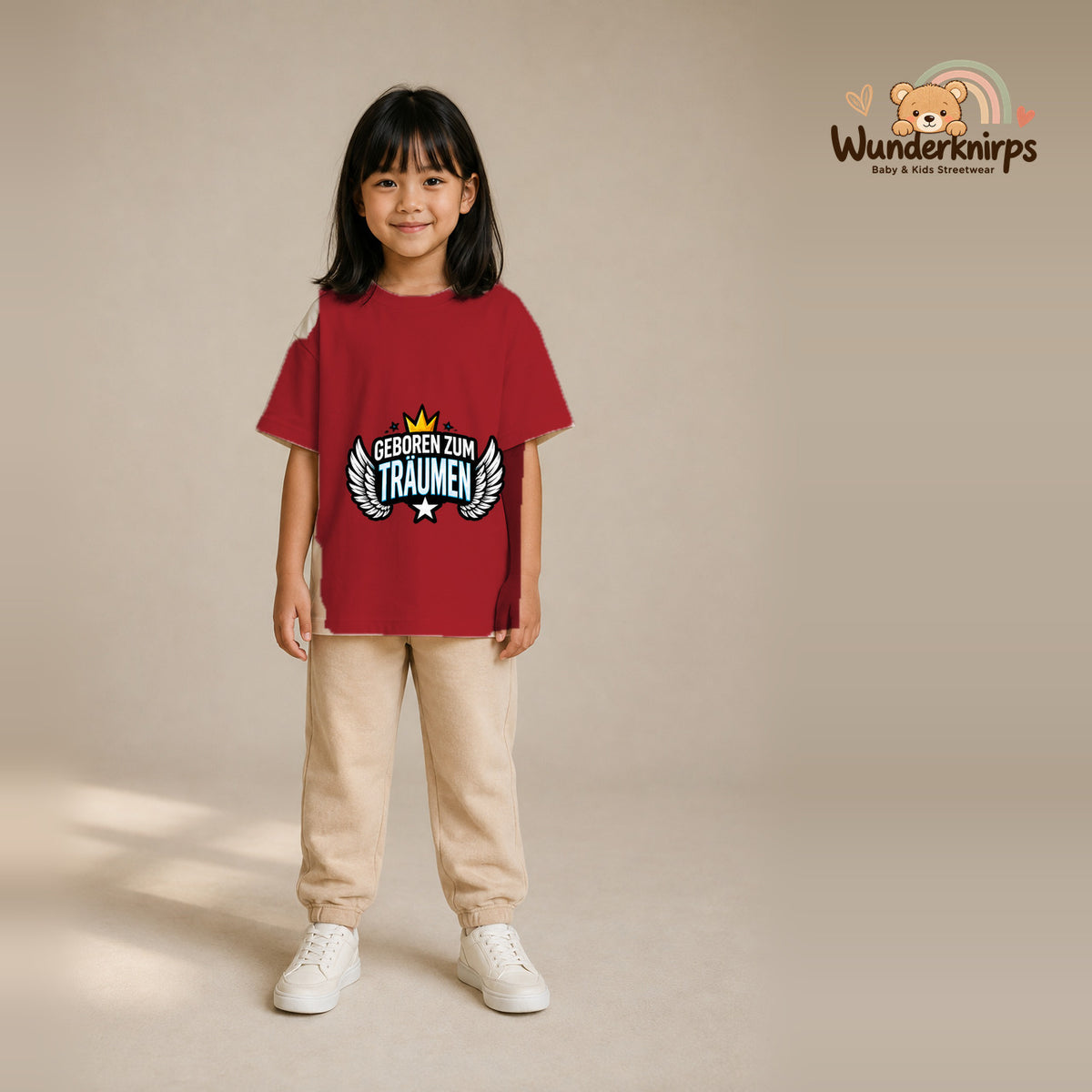 T-Shirt für Mädchen in Rot mit Motiv „Geboren zum Träumen“, getragen von einem Kind – Wunderknirps.